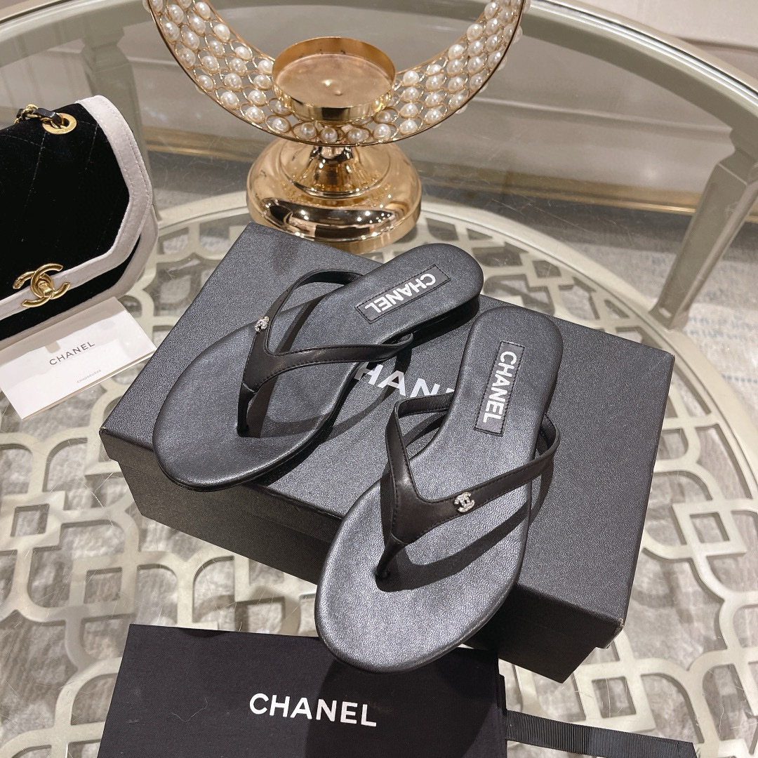 CHANEL_Flip_flops_2-jQyqs.jpg
