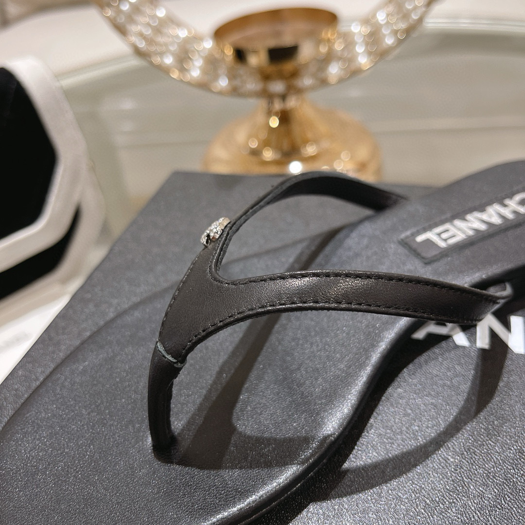 CHANEL_Flip_flops_4-FFspu.jpg