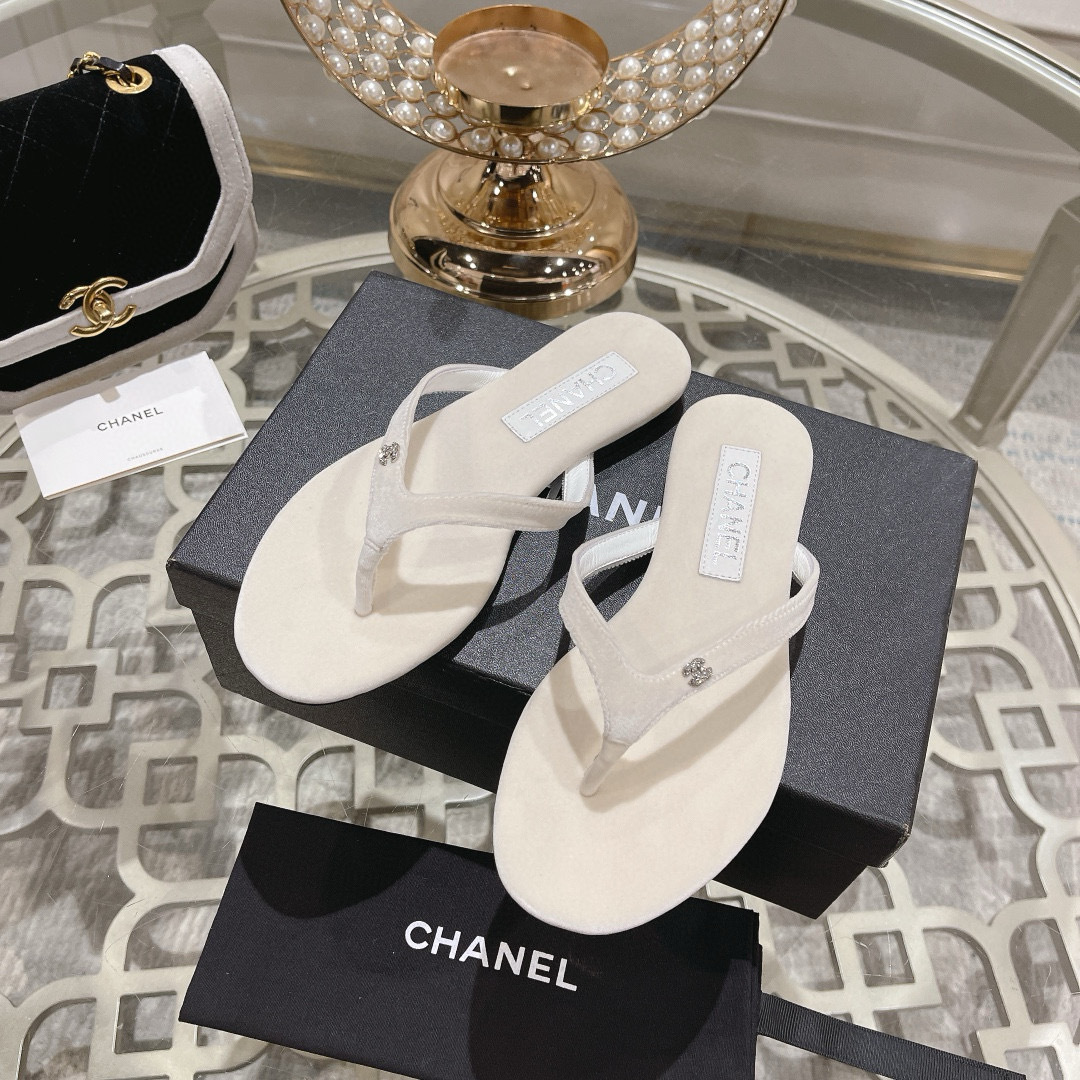 CHANEL_Flip_flops_6-2nvHw.jpg