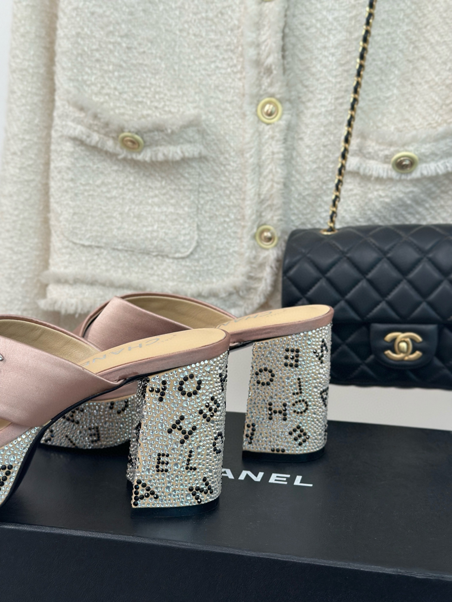 CHANEL_Rhinestone_cross_platform_slippers_4-C5i6i.jpg