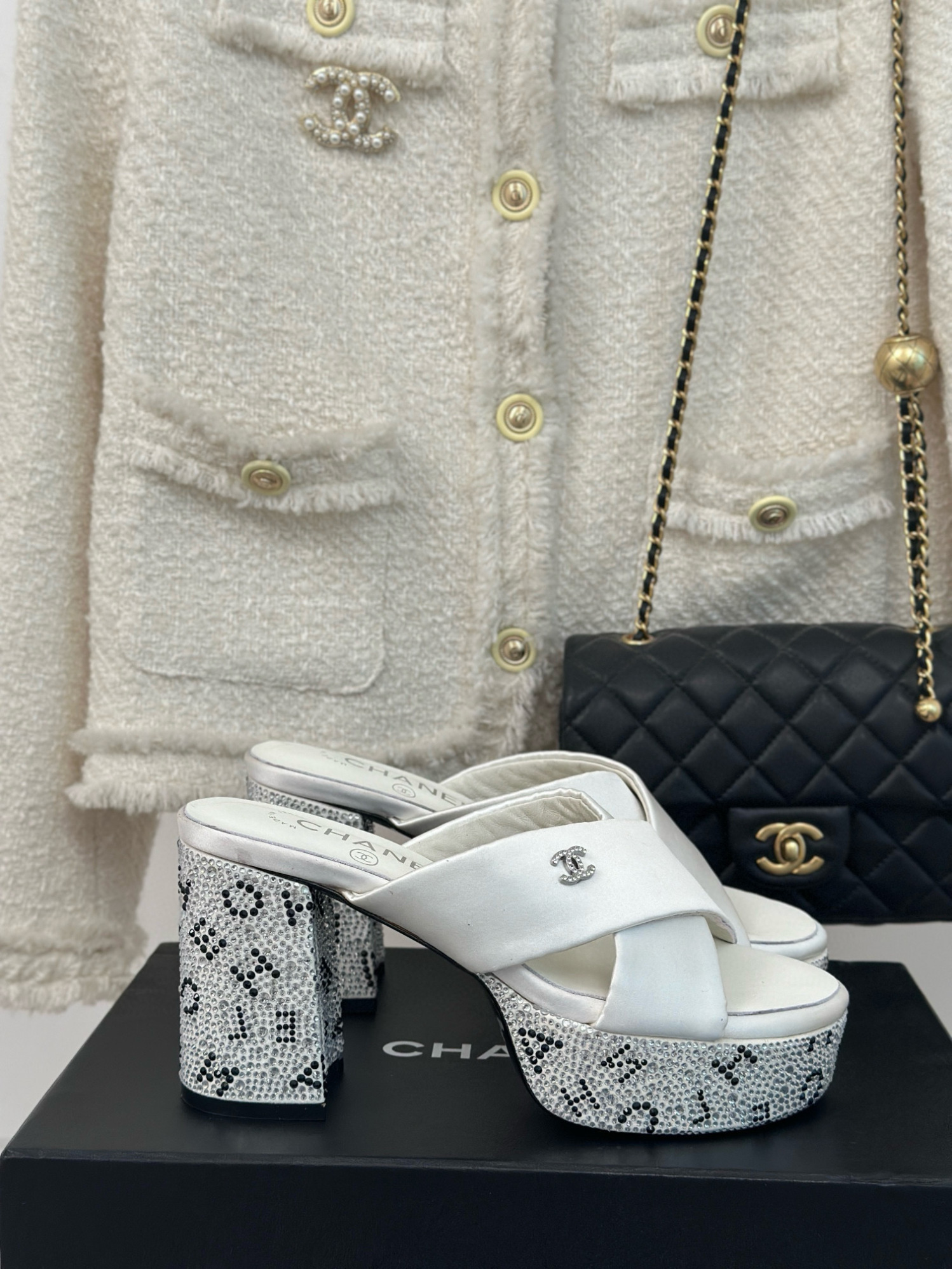 CHANEL_Rhinestone_cross_platform_slippers_6-bGVWg.jpg