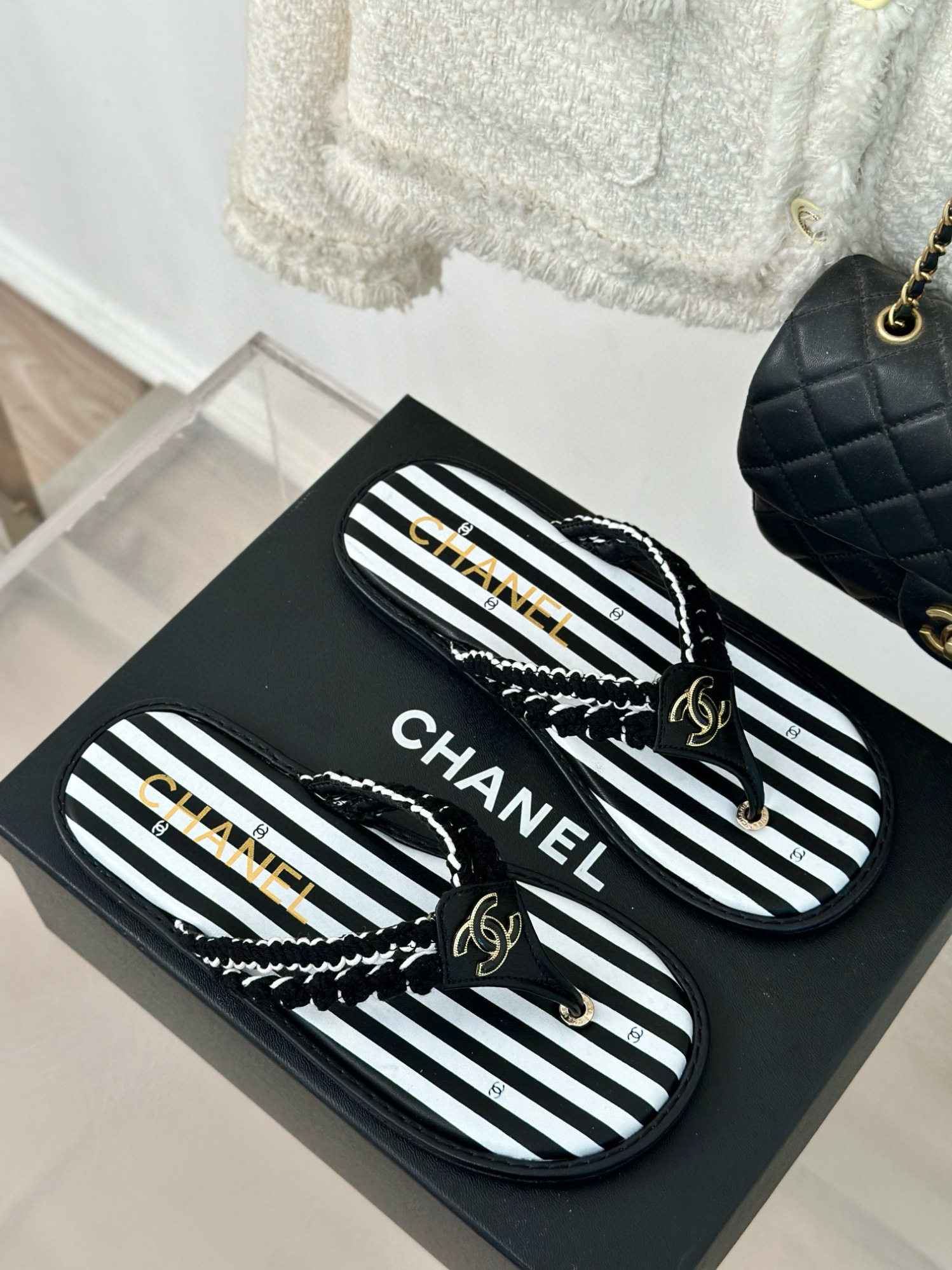 CHANEL_Striped_flip-flops_1-7QSPG.jpg