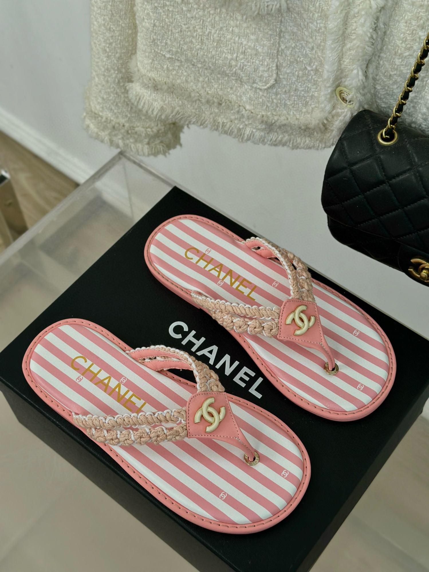 CHANEL_Striped_flip-flops_10-1hJhS.jpg