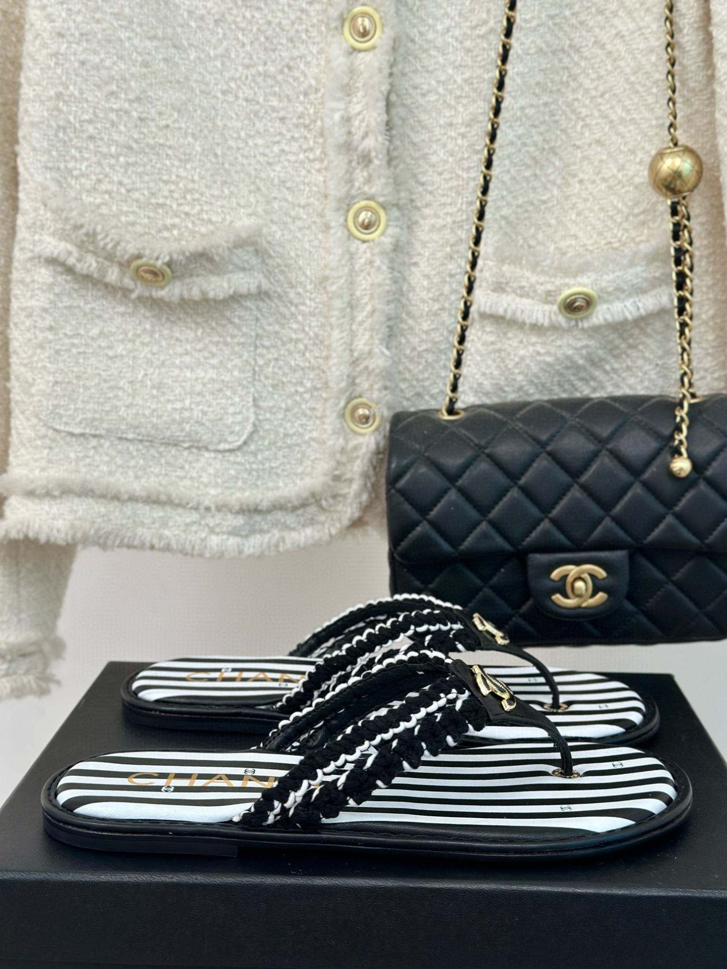 CHANEL_Striped_flip-flops_3-Juyo1.jpg