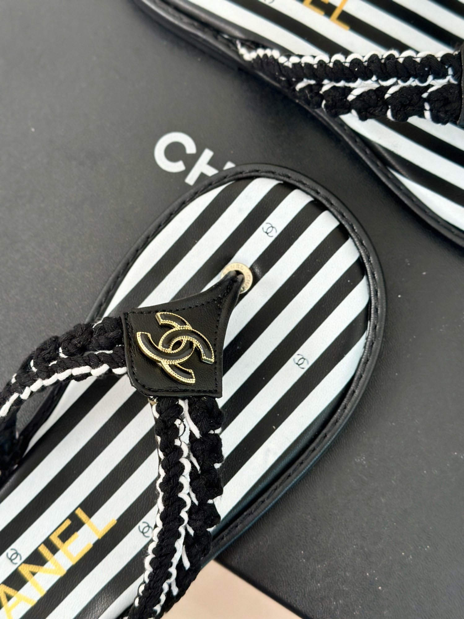 CHANEL_Striped_flip-flops_5-6JmhZ.jpg