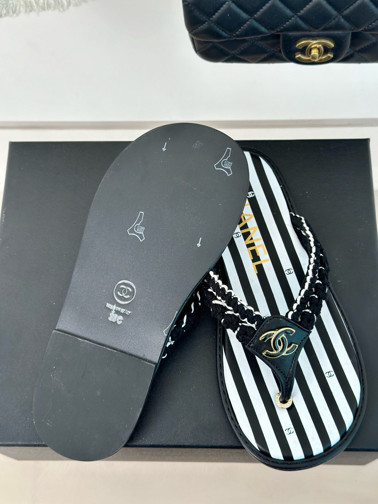 CHANEL_Striped_flip-flops_7-TRRdR.jpg