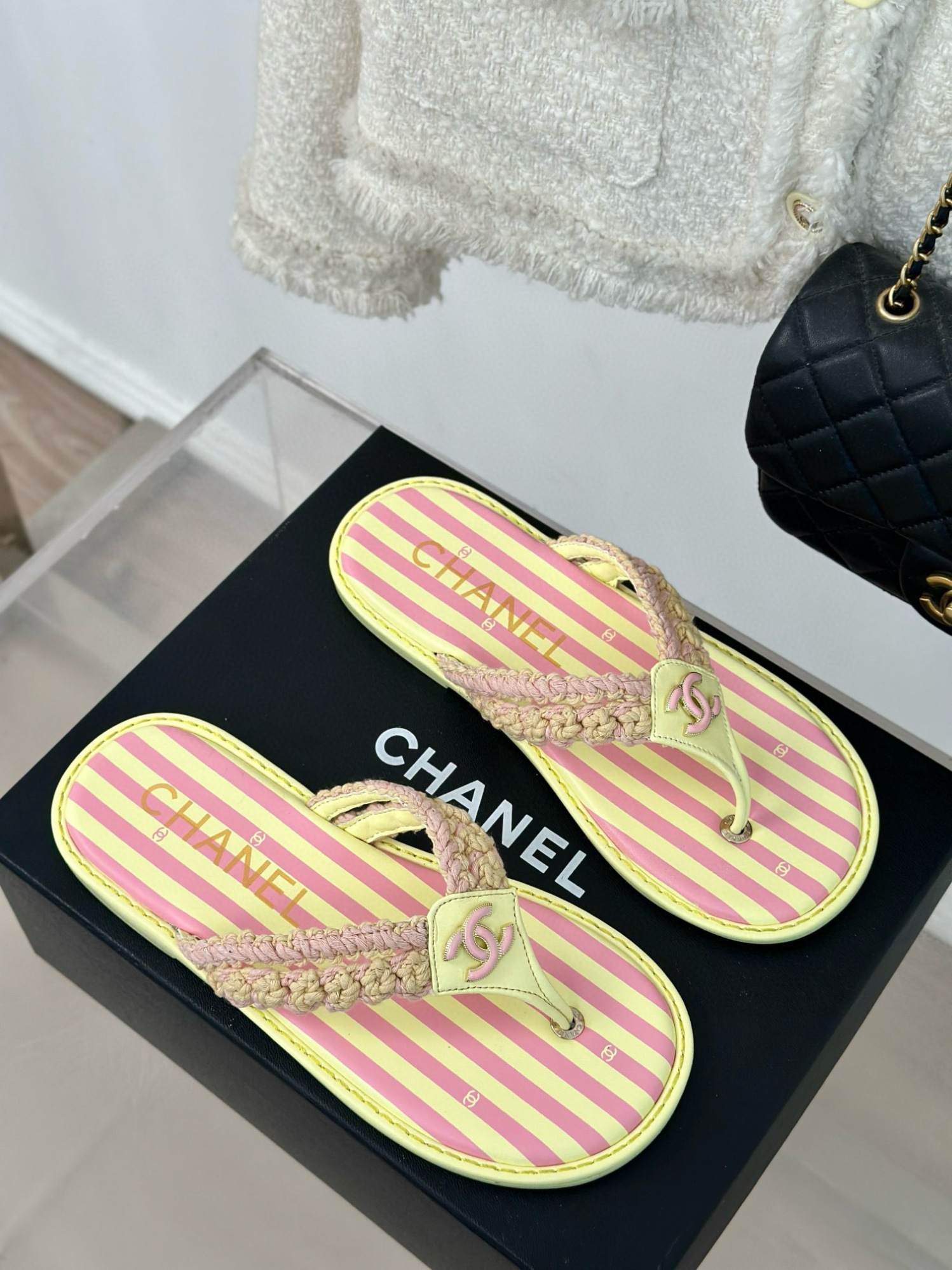 CHANEL_Striped_flip-flops_9-Q2IYK.jpg