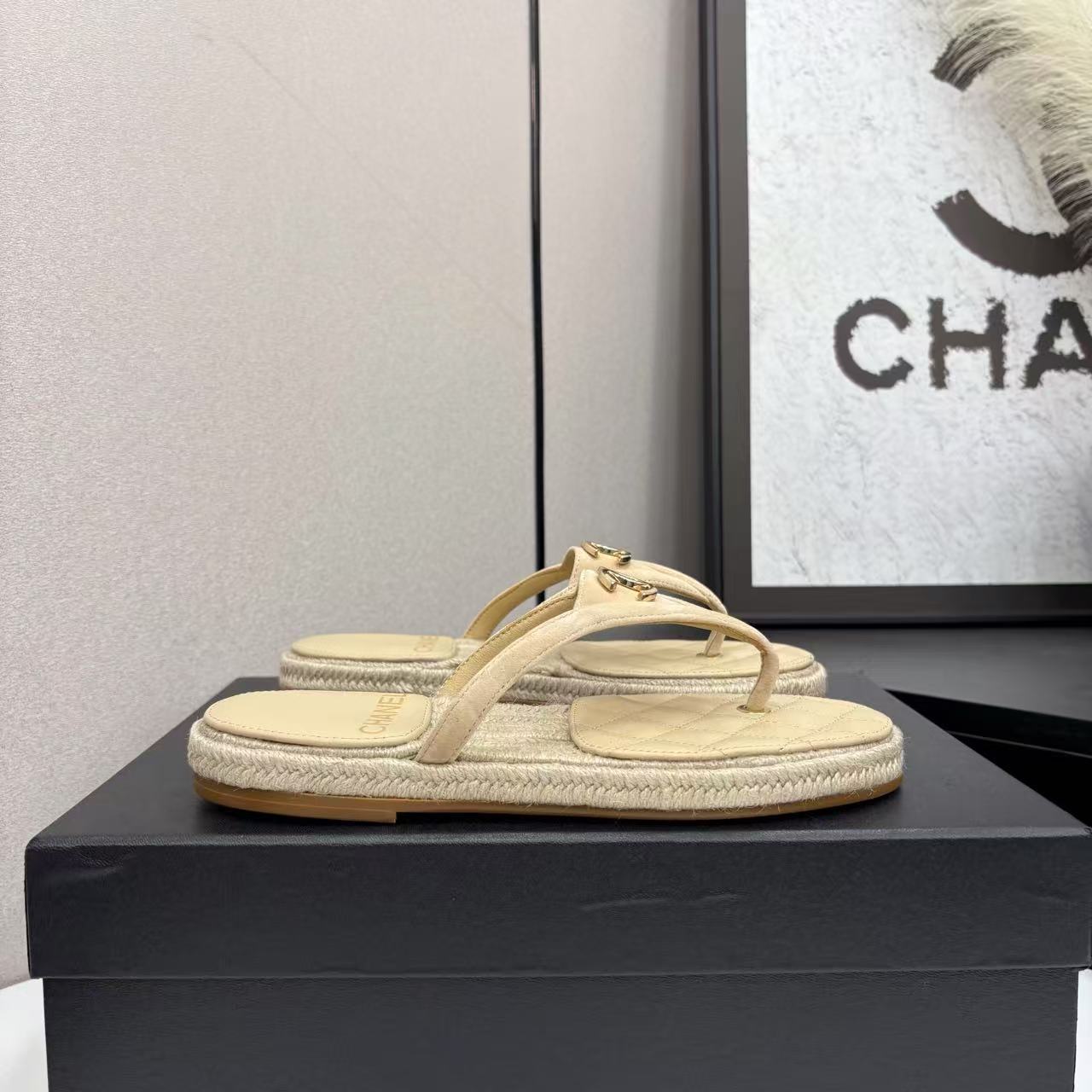 CHANEL_flip-flop_sandals_2-oum8F.jpg