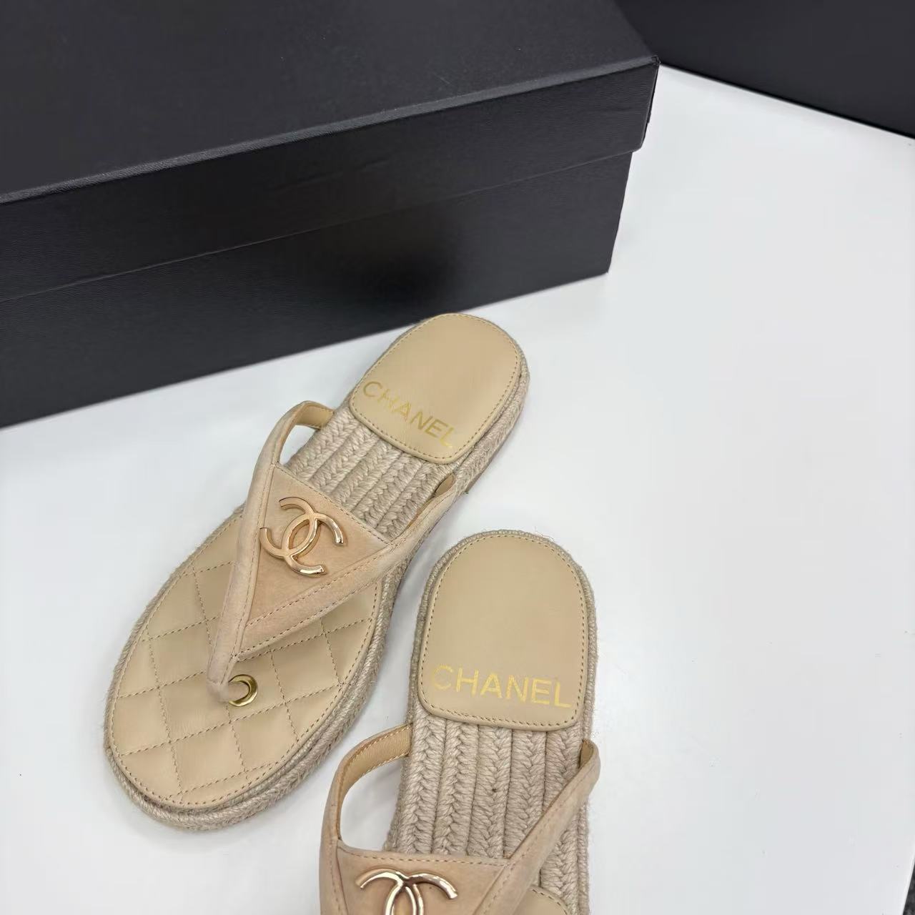 CHANEL_flip-flop_sandals_3-DZXvN.jpg
