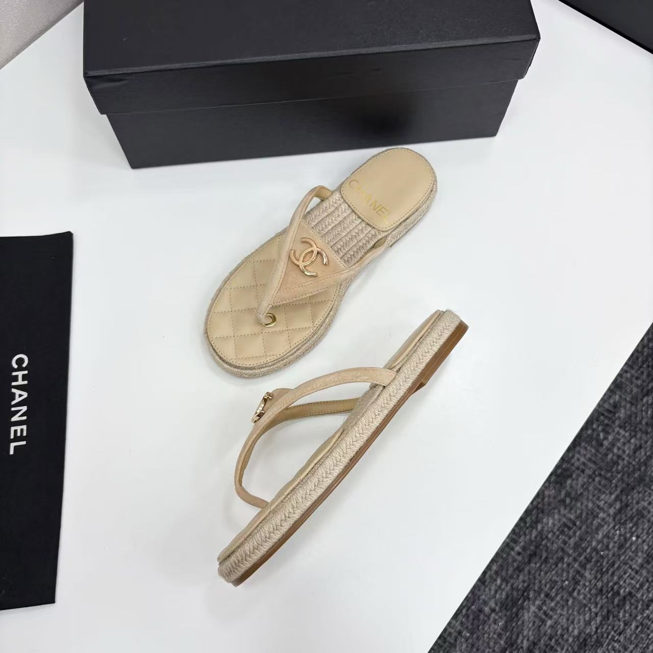 CHANEL_flip-flop_sandals_4-lIhux.jpg
