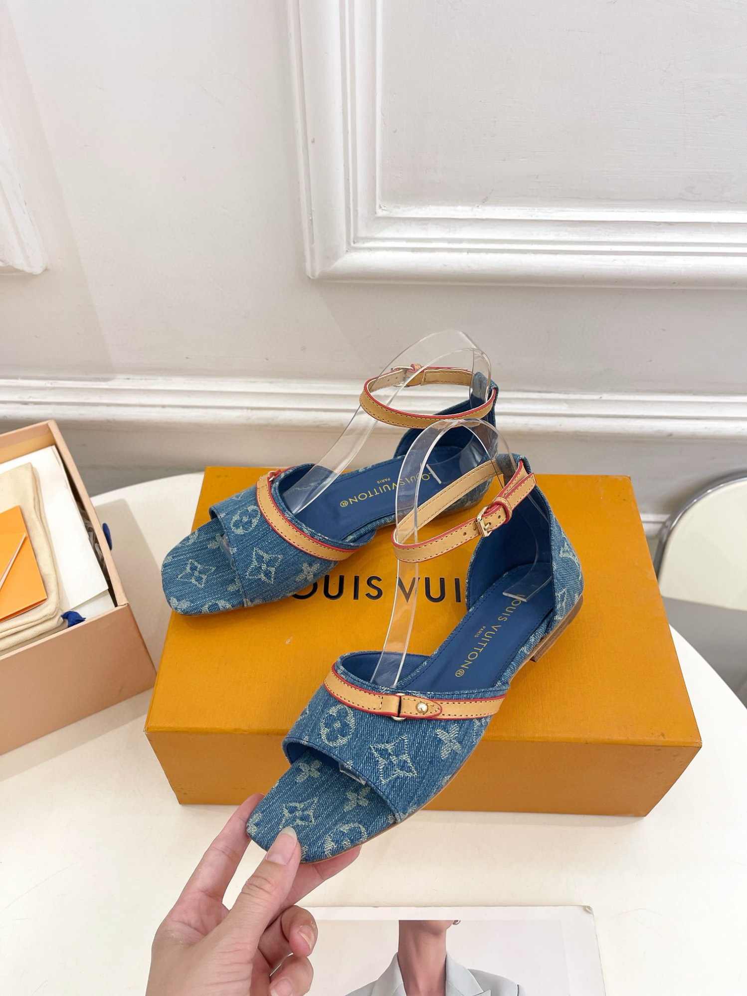 LV_NEO_REVIVAL_Flat_Denim_Sandals_3-eiwRc.jpg