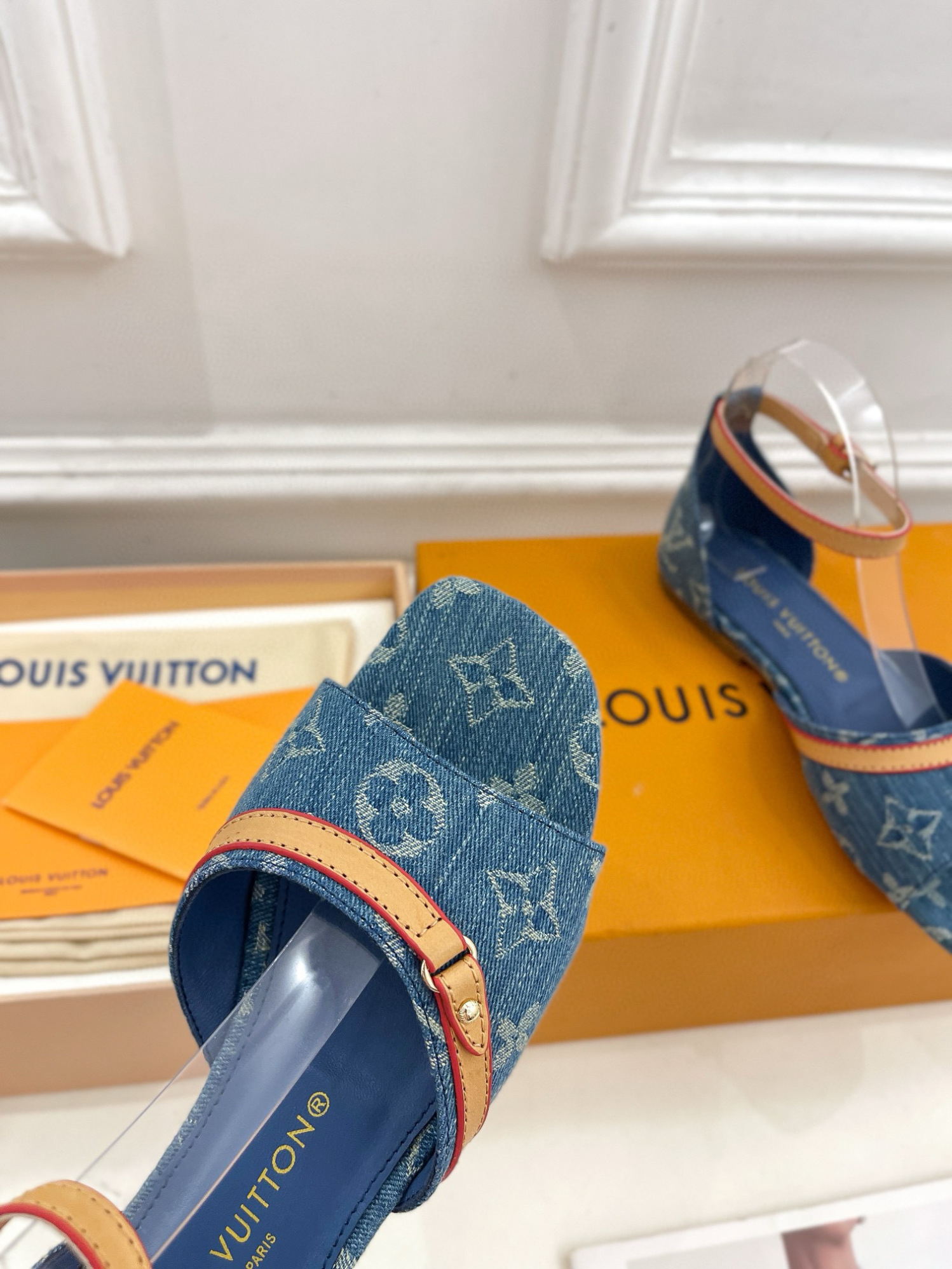 LV_NEO_REVIVAL_Flat_Denim_Sandals_5-QgNmY.jpg
