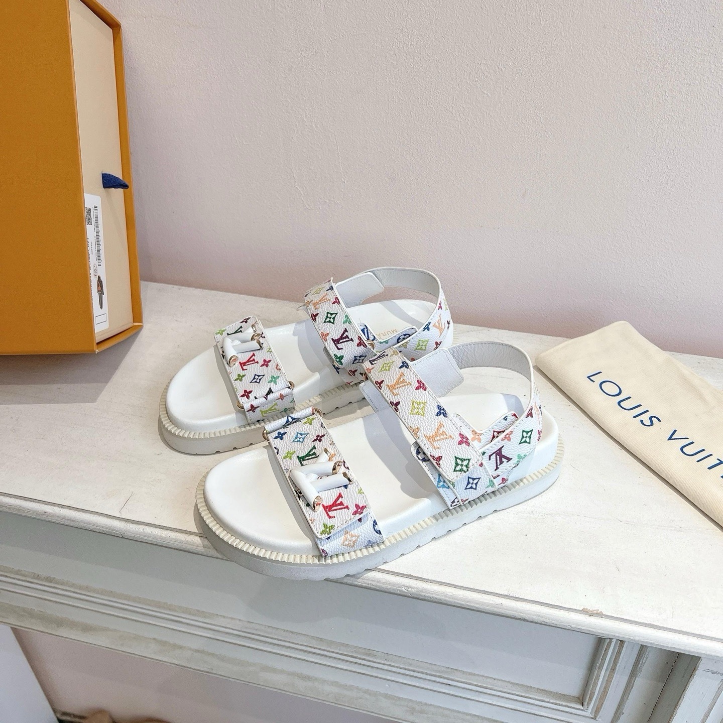 LV_Sandals_1-0N0cG.jpg