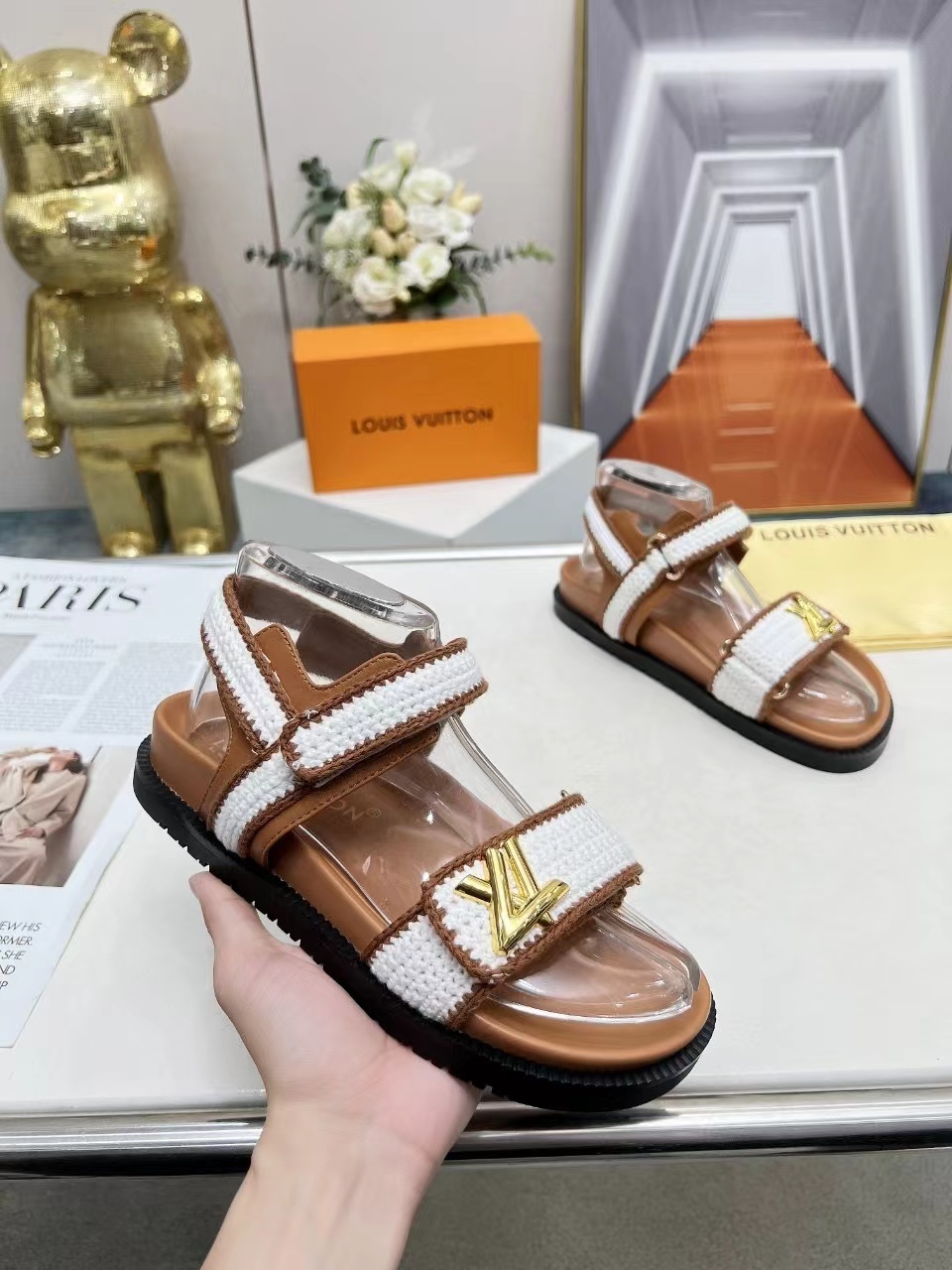 LV_Sandals_4-S3BpV.jpg