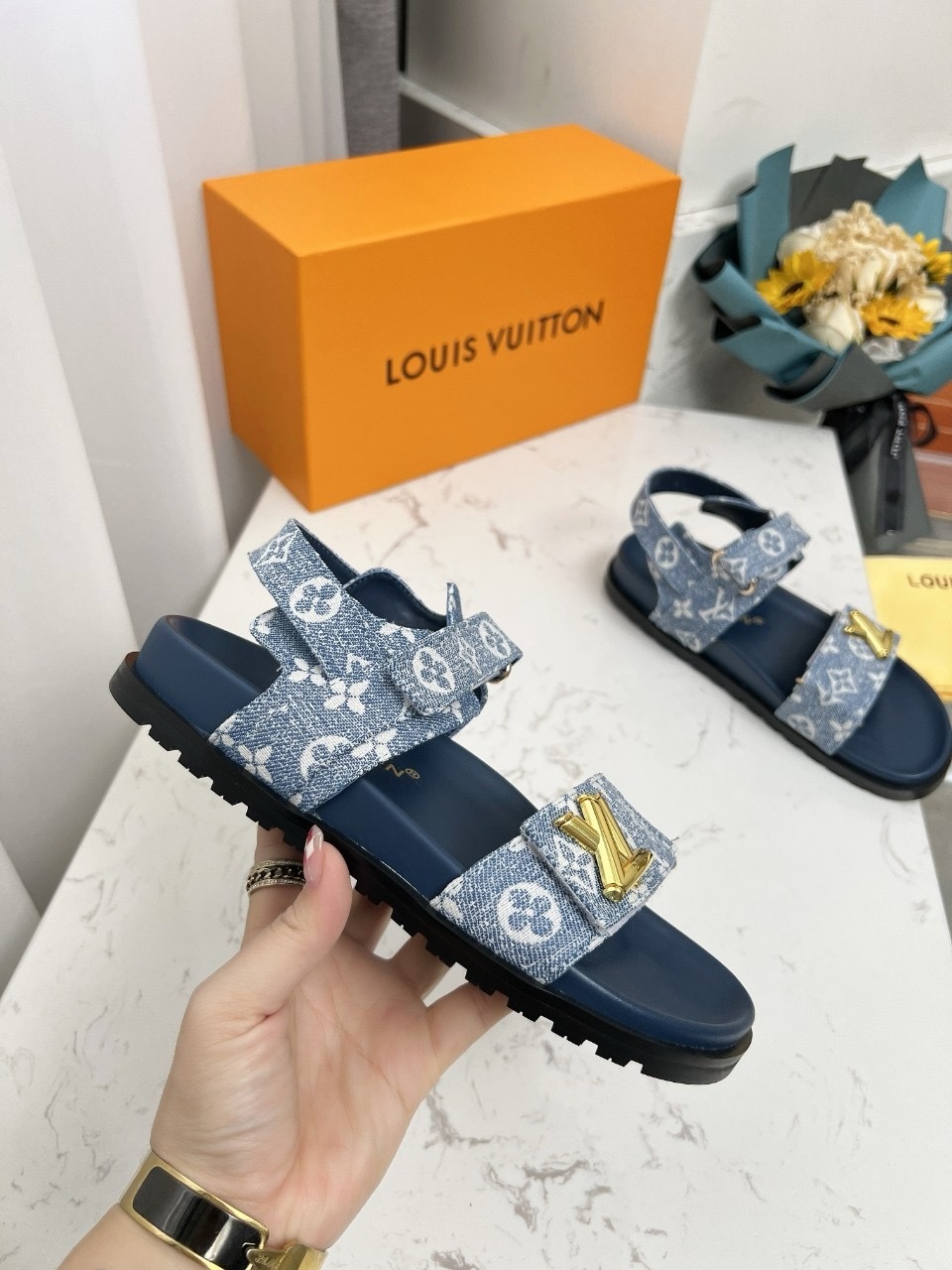LV_Sandals_5-bKwwT.jpg