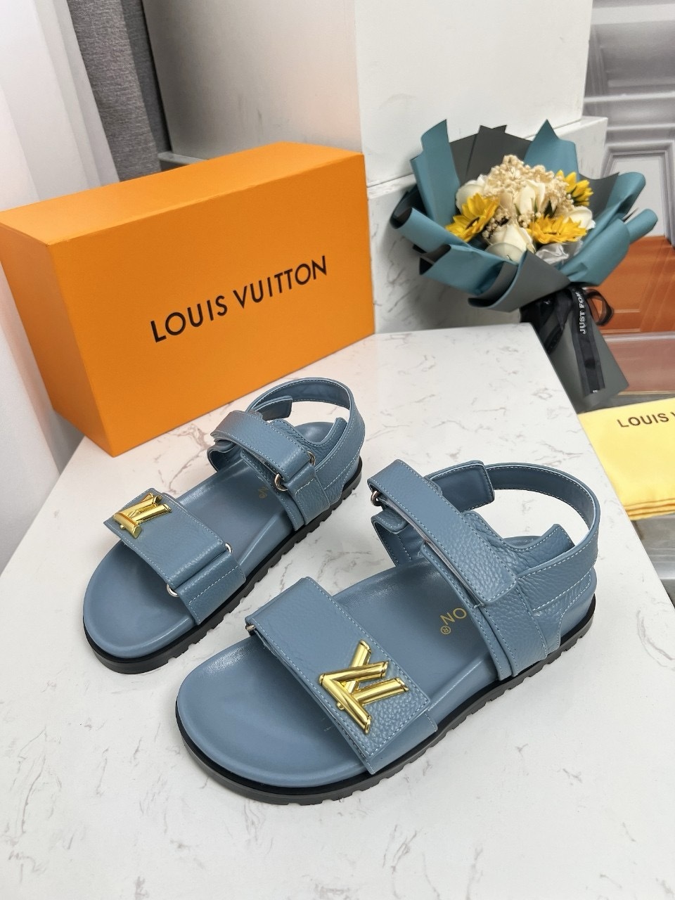 LV_Sandals_6-XsAOZ.jpg