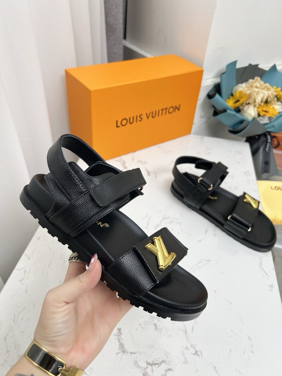 LV_Sandals_7-oZw0U.jpg