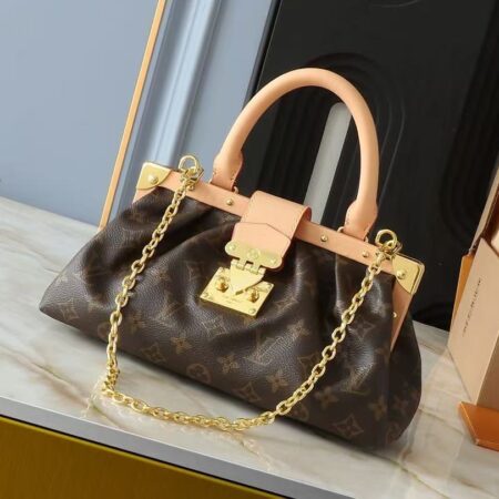 LOUIS VUITTON Clutch Handbags